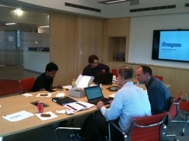 Assistance with Mobile Devices: IT Discussion Forum in the "Heaven on Earth" Chat Room