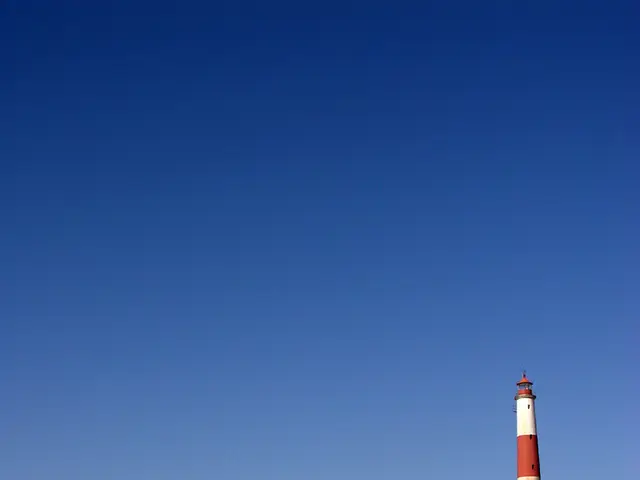 Helicopter dismantles the summit of the telecommunications tower in Schwerin for maintenance work
